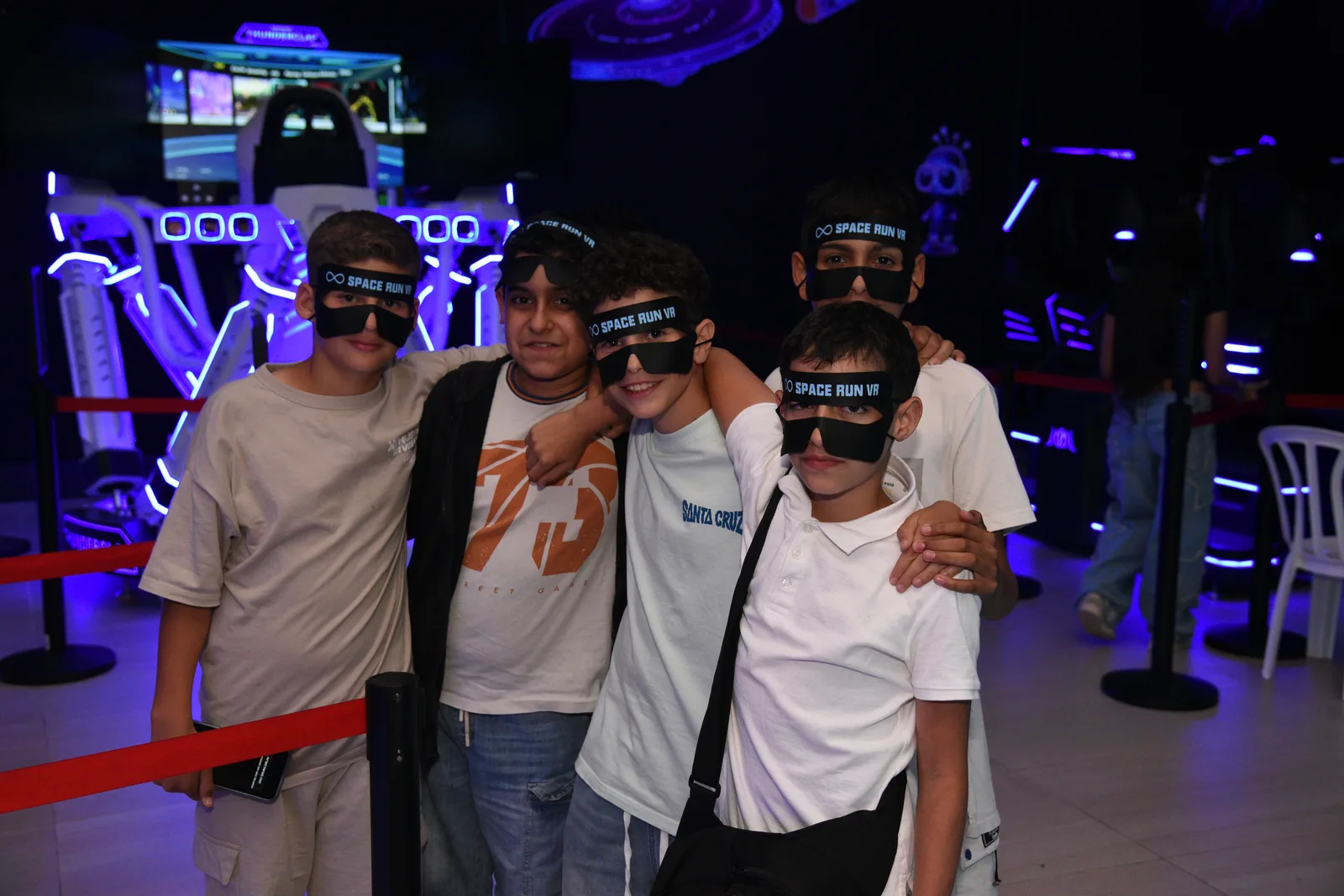 קבוצת נוער חוגגת בר מצווה בחוויית VR ב-Space Run VR