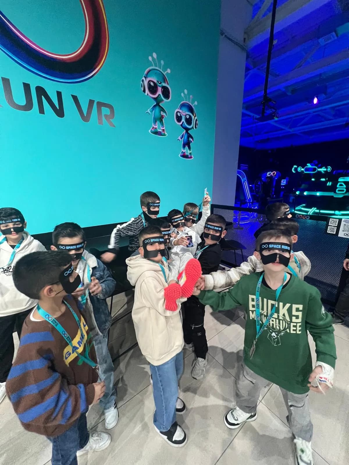 ילדים משחקים במציאות מדומה ב-Space Run VR