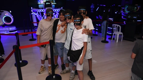 חמישה נערים עם מצחיות Space Run VR על העיניים, העמדות מאחוריהם