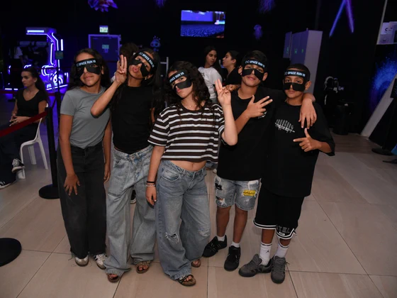 חבורת נוער חוגגת עם מצחיות Space Run VR על העיניים