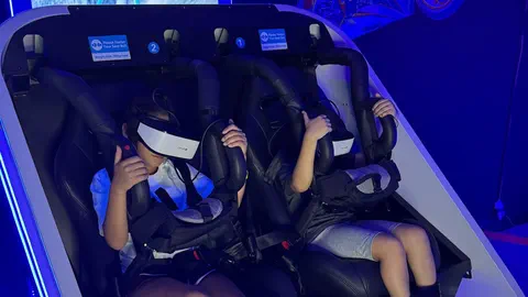 שני רוכבים עם משקפי VR במכונת ה־360