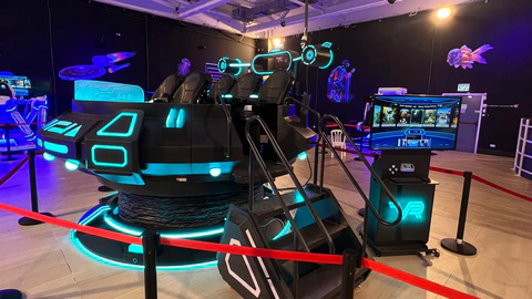 The hall: the UFO ring and more stations, side by side