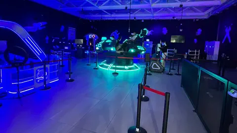 The venue hall in blue light: room for a whole group