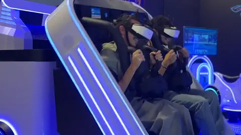 שני רוכבים נאחזים כשמכונת ה־360 נוטה