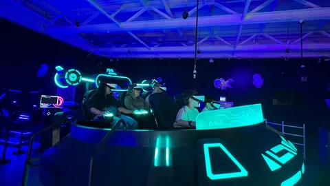 טבעת ה־UFO מלאה ברוכבים עם משקפי VR