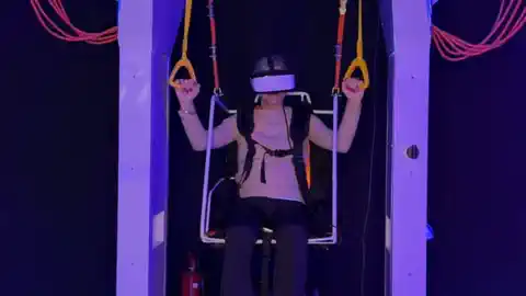 אישה ברתמת הצניחה החופשית, ידיים למעלה על הרצועות