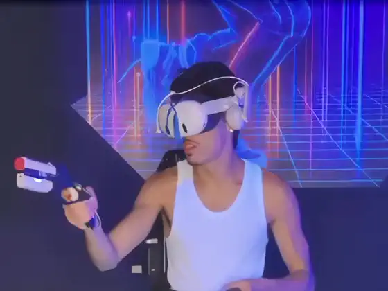 שחקן זז על מסלול KAT VR עם שני בקרים