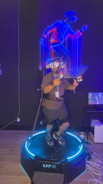 שחקן במתקן KAT VR ב־Space Run VR