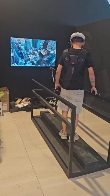 שחקן על הקרש בסימולטור הגובה