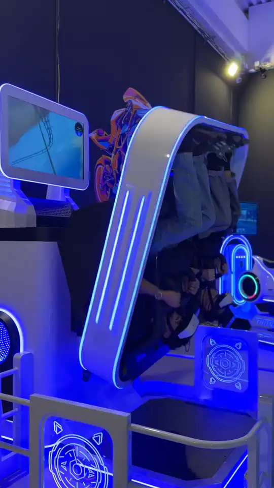 שני רוכבים במכונת VR 360
