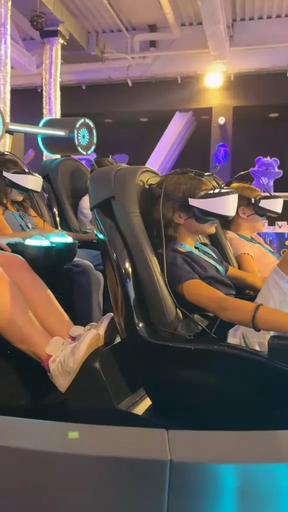 חוגגות עם משקפי VR בכיסאות טבעת ה־UFO