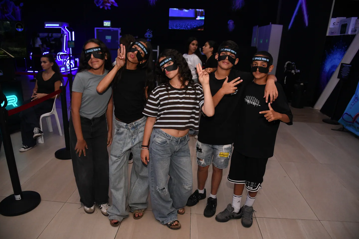 נערים ונערות עם מצחיות Space Run VR על העיניים