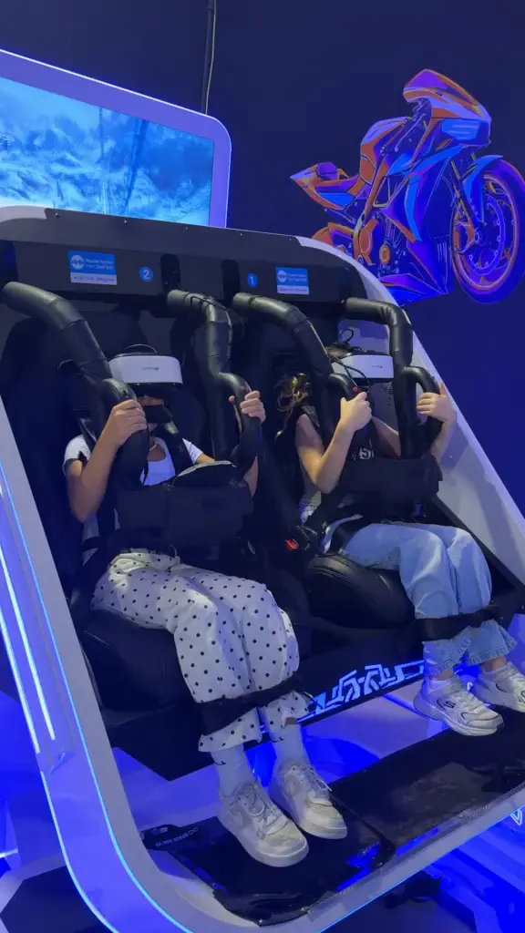 שתי נערות במכונת ה־360 עם משקפי VR