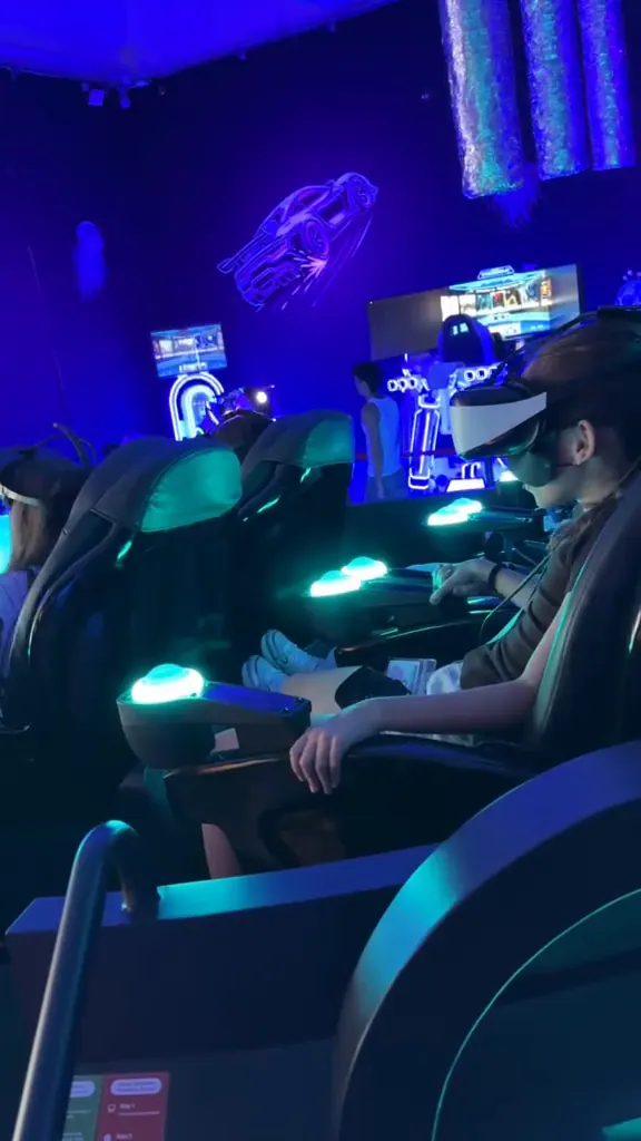 ילדים עם משקפי VR במושבי ה־UFO