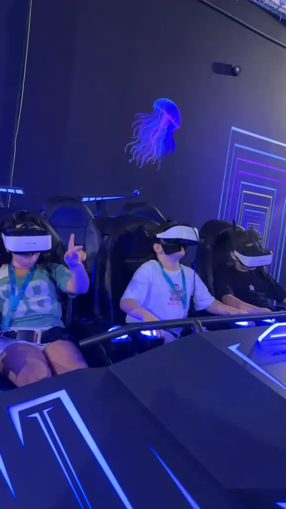 ילדים עם משקפי VR בשורת המושבים של ה־VR6