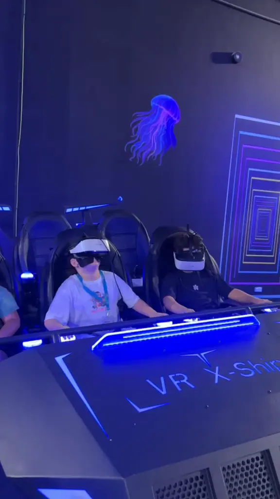 ילדים עם משקפי VR ברכב ה־VR6, במבט מצד הרכב