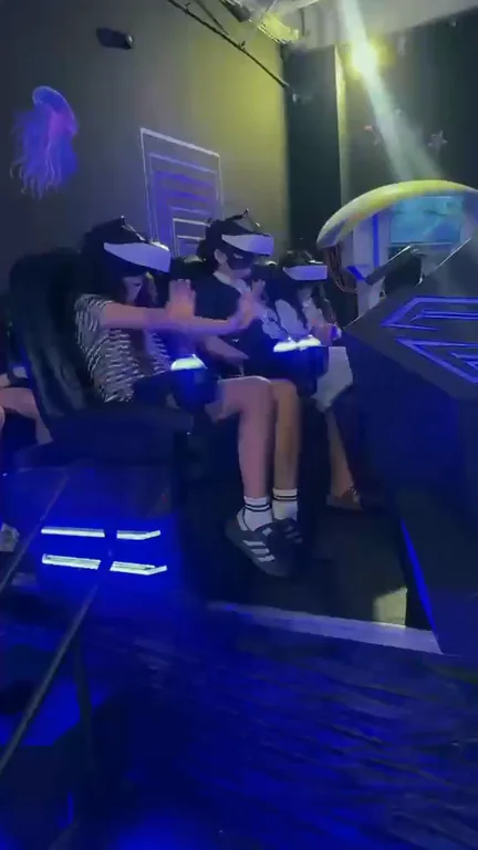 ילדים בכיסאות ה־VR6 עם משקפי VR, ידיים באוויר