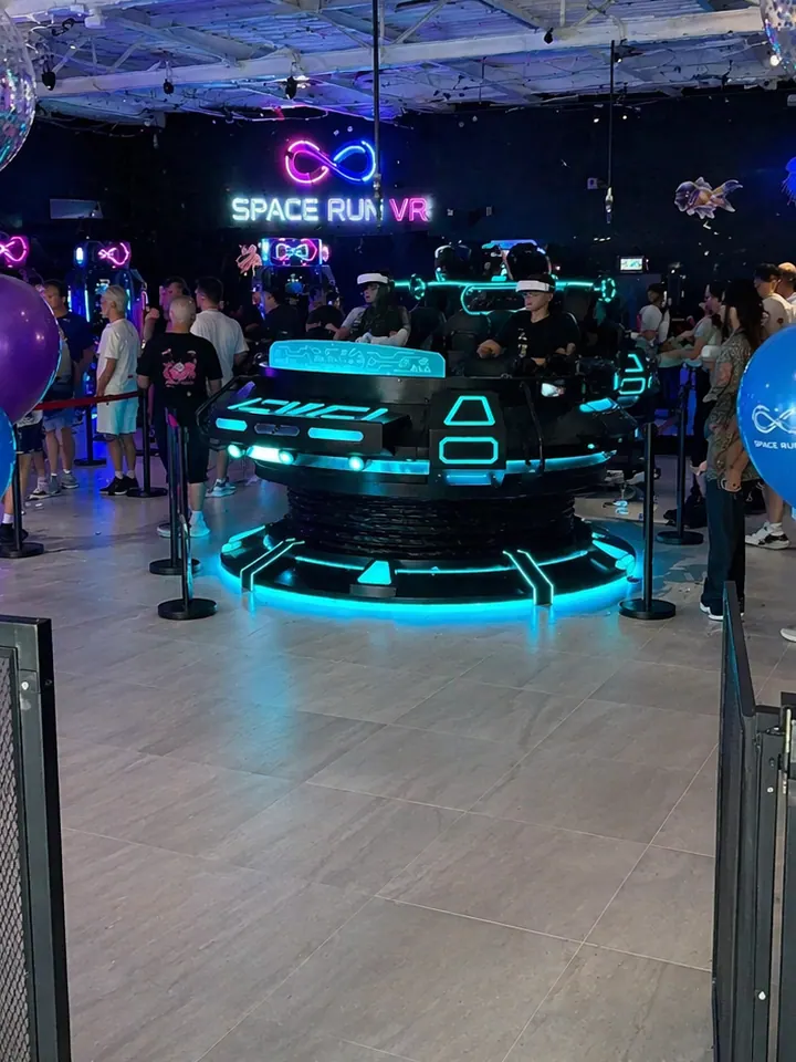 שער בלונים בכניסה לאולם, וטבעת ה־UFO עם רוכבים במשקפי VR